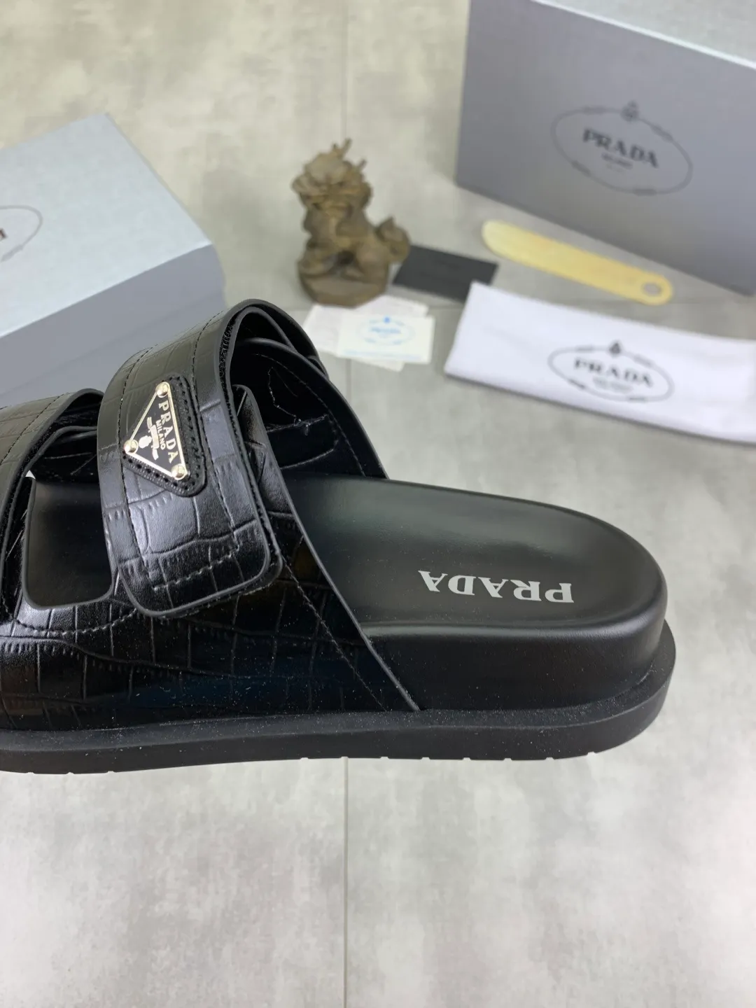 Men's shoes 💰P340💰【New style】🎁🎁🎁 PRADA Prada's new casual slippers, original official website, perfect workmanship, transmitting a kind of noble luxury, sublimating its definition of luxury in Prada's high-end extraordinary craftsmanship. Original combination outsole, code number: 38-44 (45 customized) Multiple colors 🉑️ to choose from